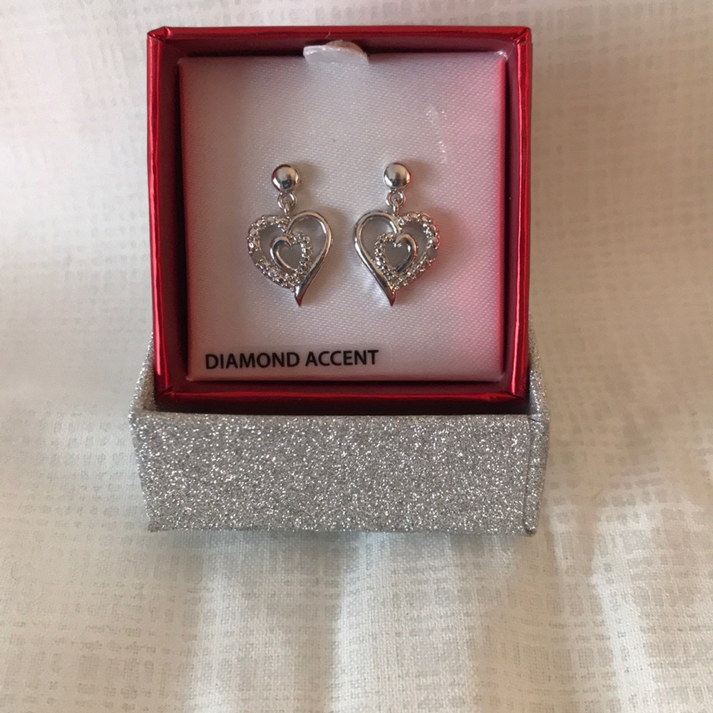 🌸Double heart diamond accented stud earrings.